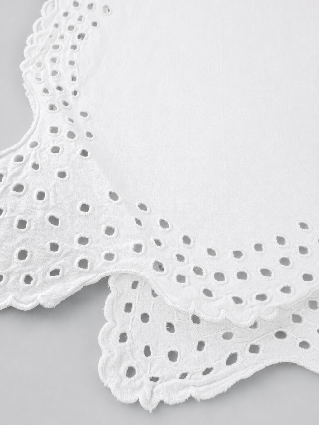 Vintage Large Linen Tablecloth with Handmade Madeira Embroidery – Early 20th Century.