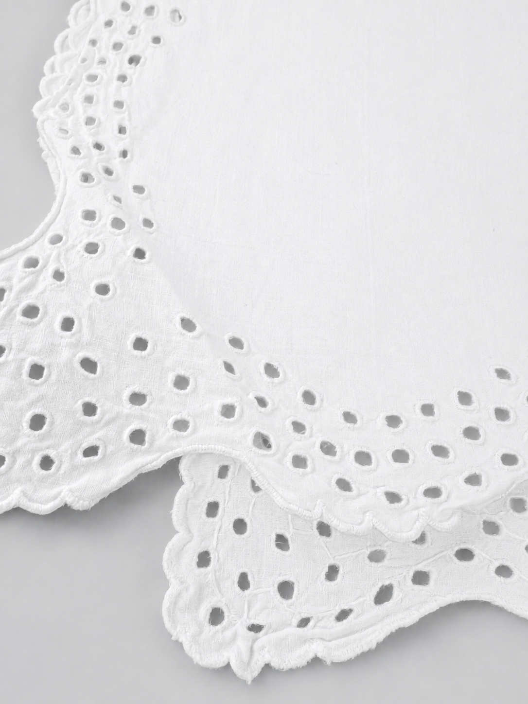 Vintage Large Linen Tablecloth with Handmade Madeira Embroidery – Early 20th Century.