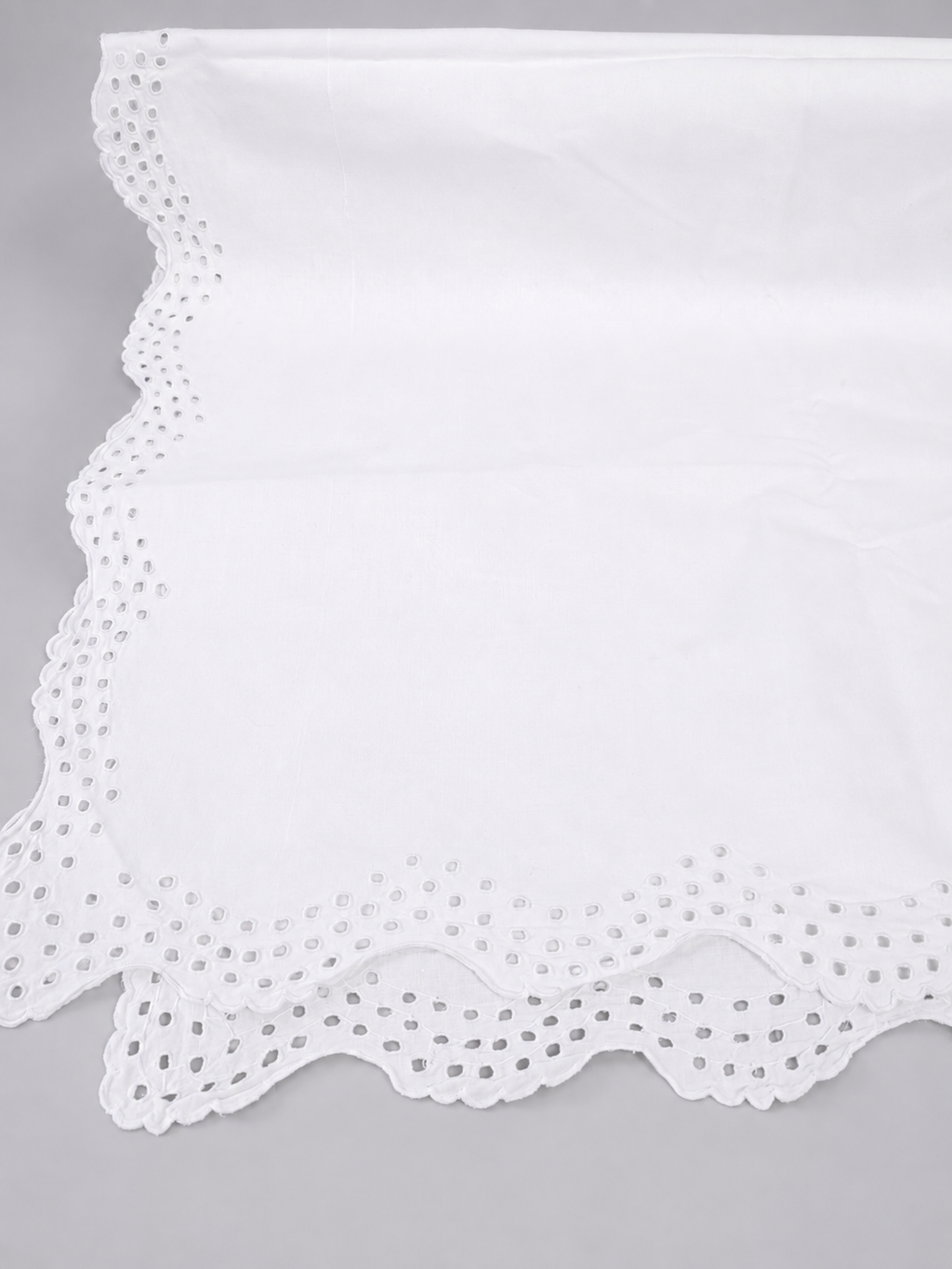 Vintage Large Linen Tablecloth with Handmade Madeira Embroidery – Early 20th Century.