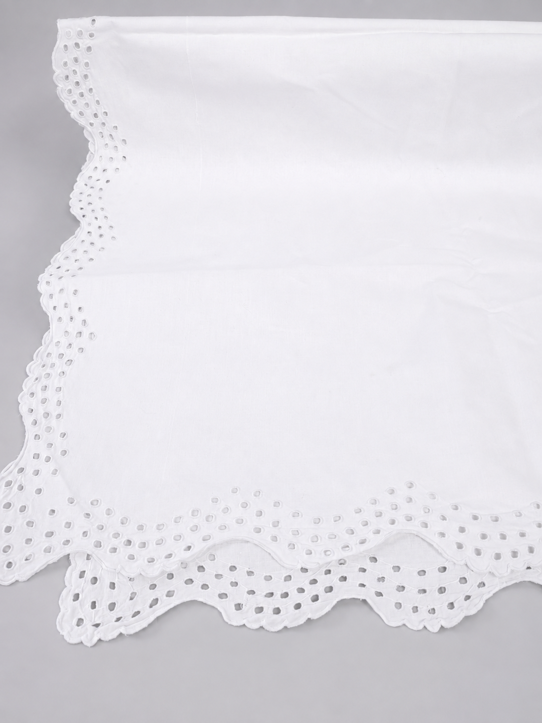 Vintage Large Linen Tablecloth with Handmade Madeira Embroidery – Early 20th Century.