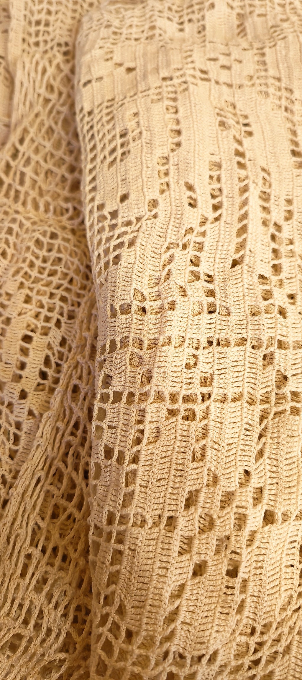Antique Hand-Crocheted Filet Lace Bedspread – 290 × 165 cm.