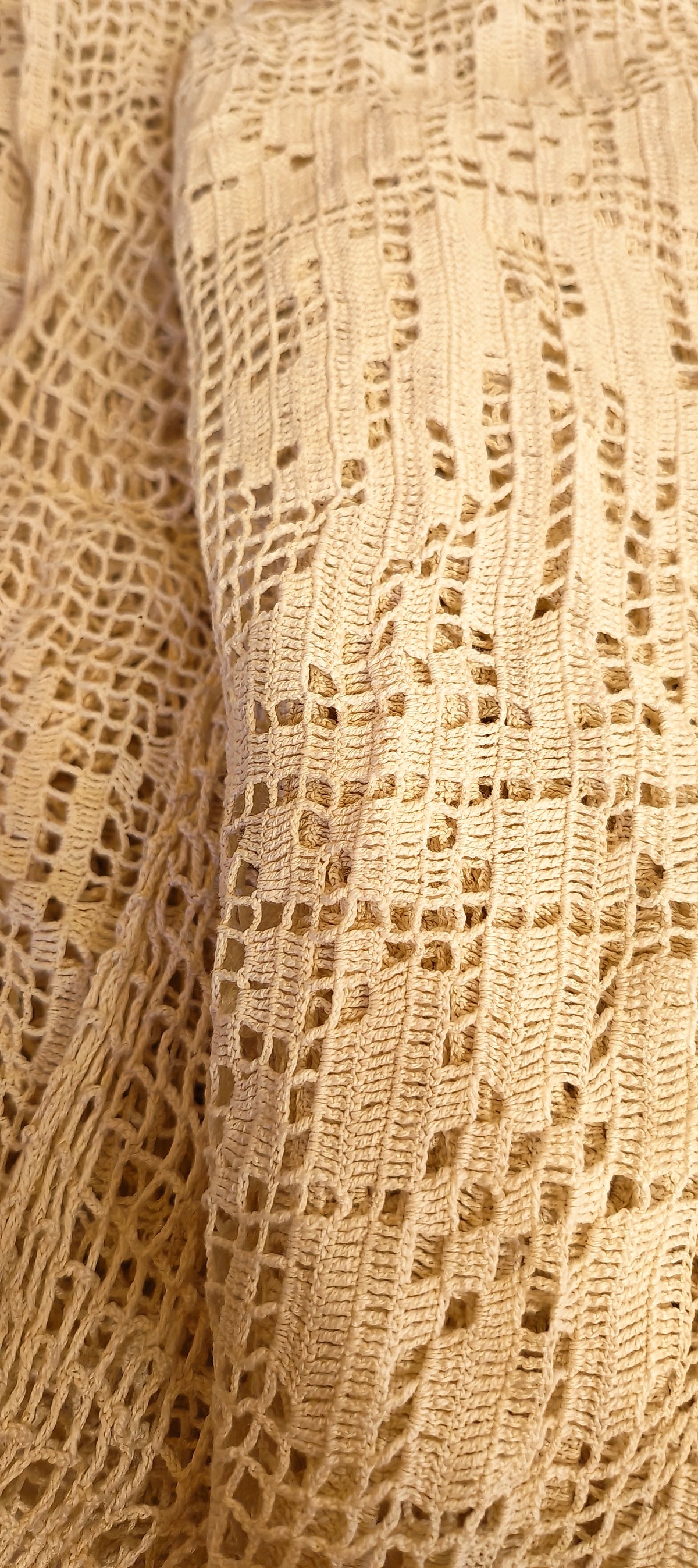 Antique Hand-Crocheted Filet Lace Bedspread – 290 × 165 cm.